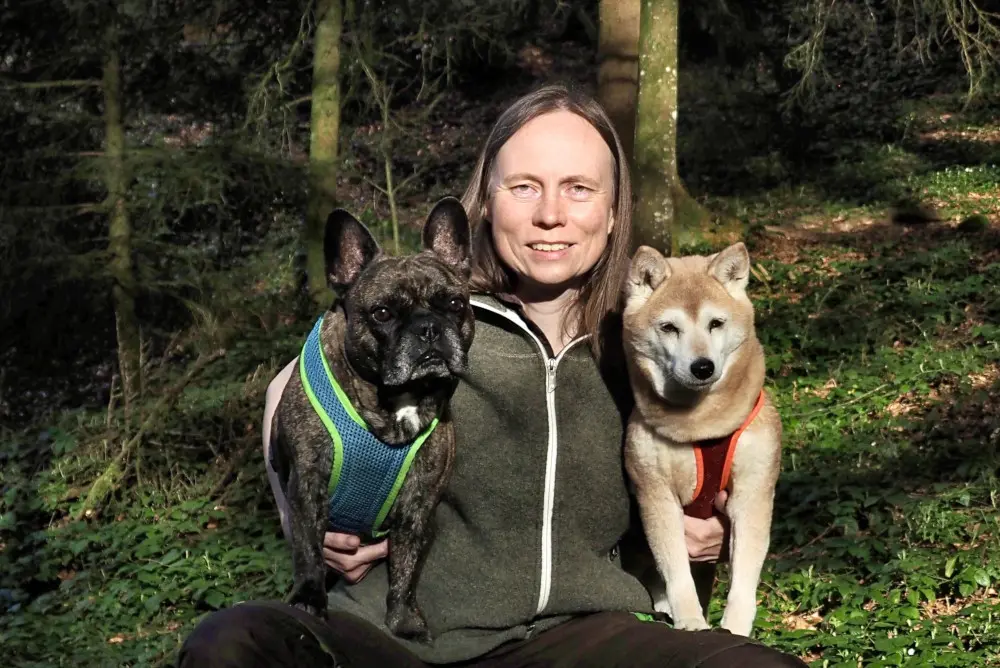 Daniela Hockarth mit ihren Hunden Ayumi und Kostas im Wald bei Entlebuch
