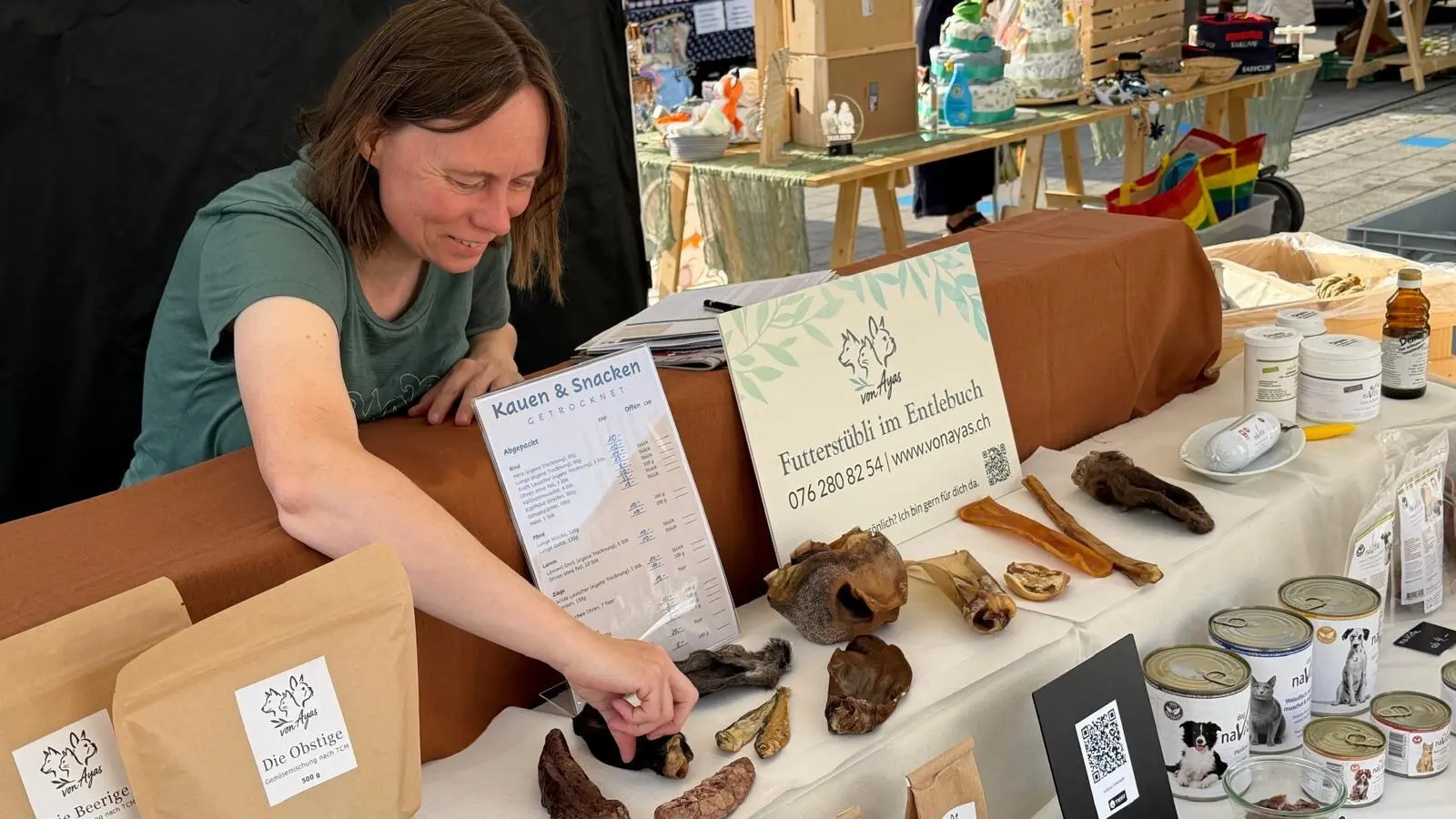 Daniela ordnet Kauartikel am Marktstand des vonAyas Futterstüblis.