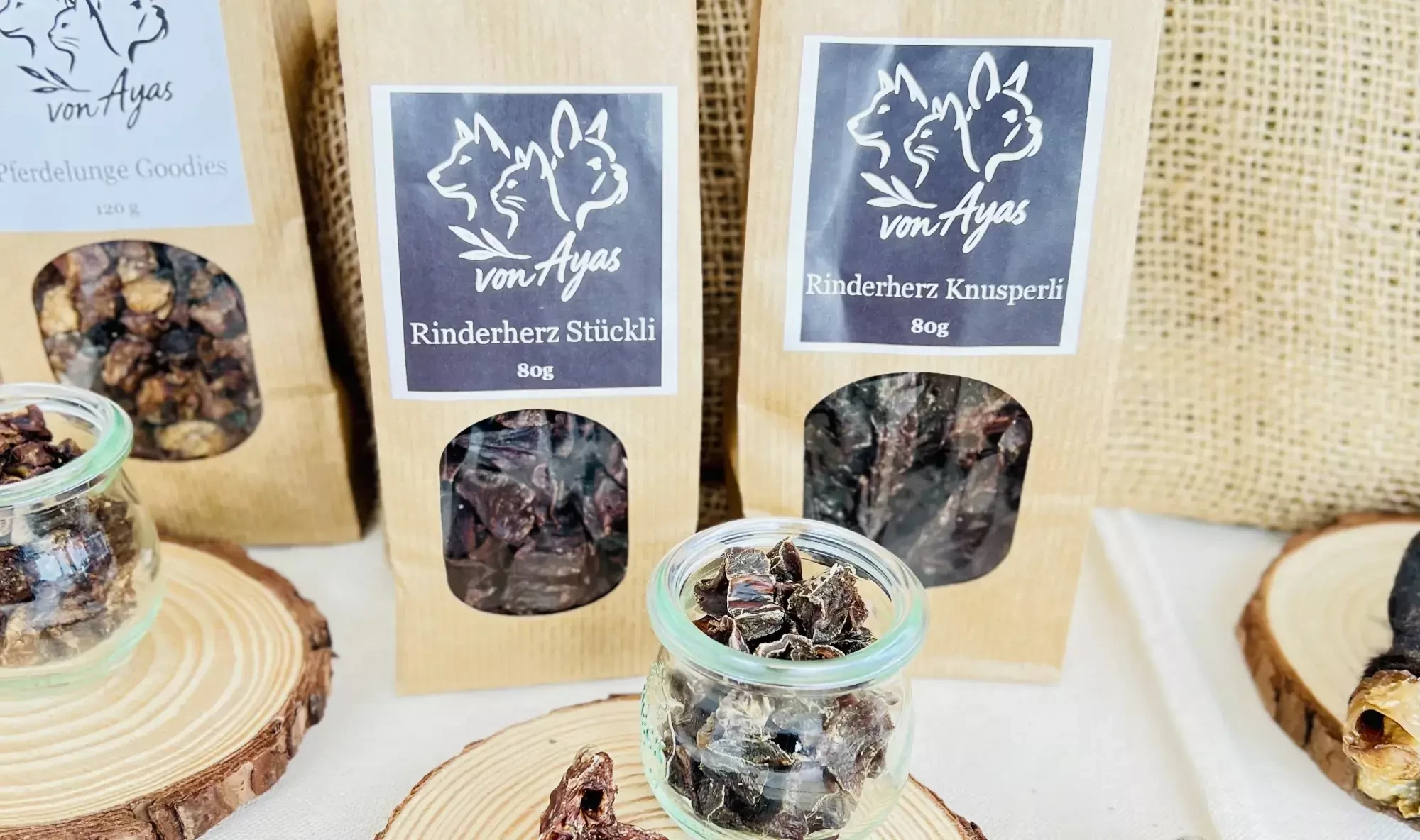 Kauartikel & Snacks vonAyas Futterstübli: Rinderherz Stückli, Rinderherz Knusperli, Pferdelunge und weitere Naturprodukte im Glas und in Kraftpapierbeuteln