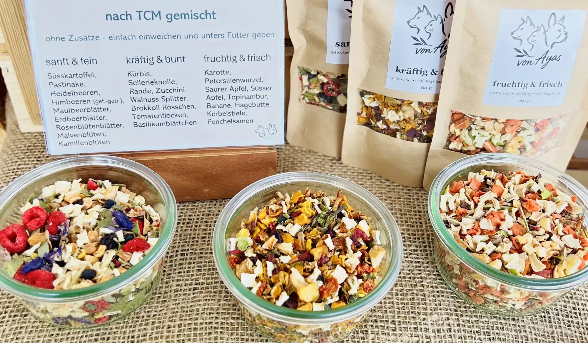 Neue Gemüsemischungen vonAyas Futterstübli: sanft & fein, kräftig & bunt sowie fruchtig & frisch – schonend getrocknete Zutaten in Gläsern und Kraftpapierbeuteln