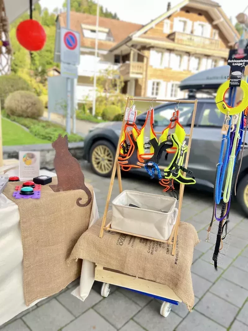 Marktstand von vonAyas mit Grossenbacher-Geschirren, Leinen und Tierkommunikationstasten. Kleine Auswahl hochwertiger Produkte am Stand im Entlebuch.