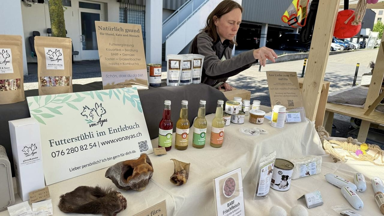 Daniela am Marktstand im Gespräch mit Kundschaft