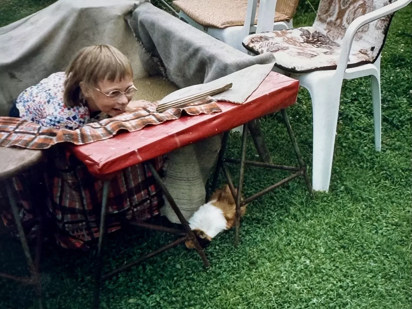 Daniela als Kind im Garten mit Putzi, dem Meerschweinchen in der Nähe