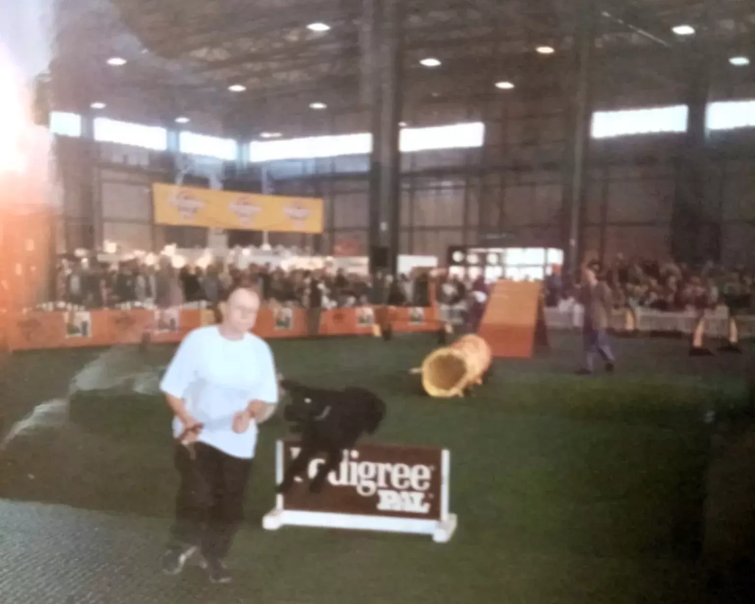 Daniela mit Riesenschnauzer-Hündin Bessy auf einem Agility-Parcours