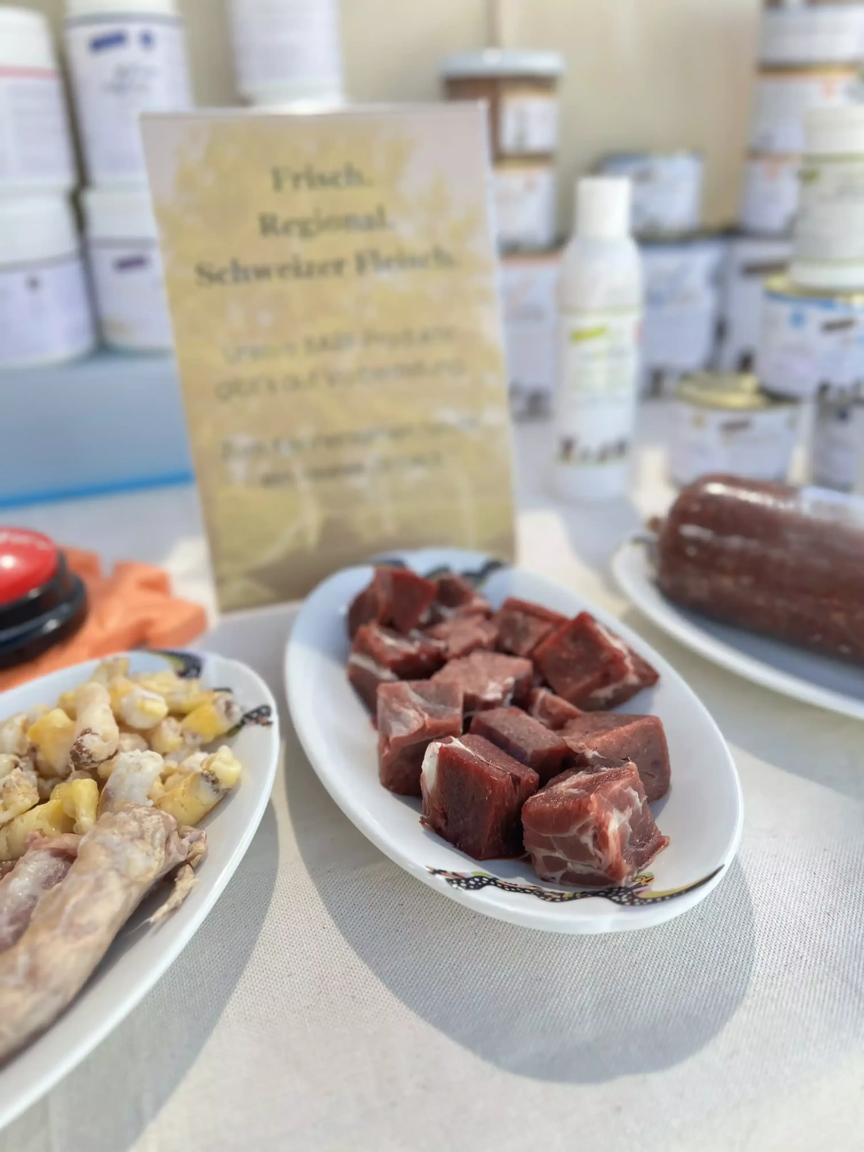 Schale mit Fleischstücken und Futterkomponenten